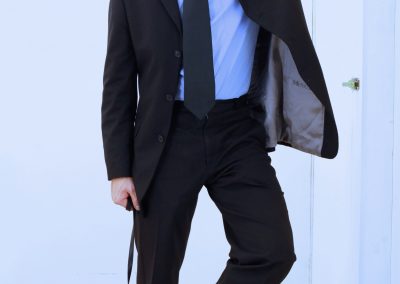 SM Master Dominus Berlin im Anzug mit Hemd und Krawatte bereit fuer BDSM Session