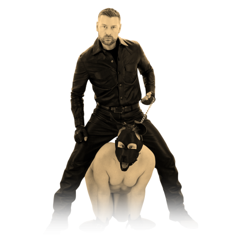 Bizarr BDSM Aktion mit Master Andre alias DominusBerlin in schwarzer Kleidung mit Nackt Sklave an Kette gefuehrt und mit Hundemaske bekleidet
