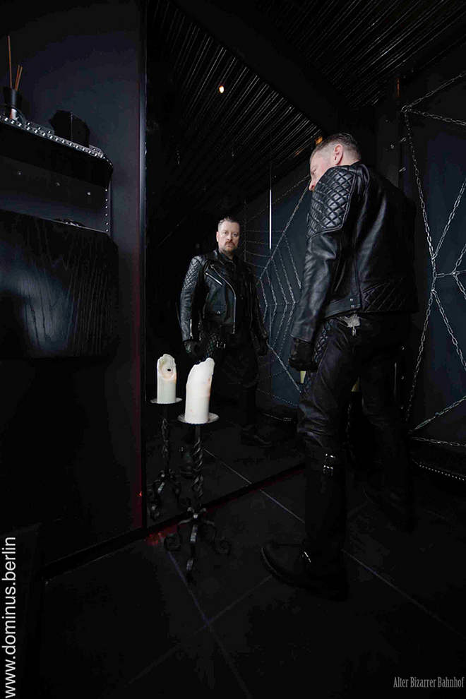 Nordic Model – Nordisches Modell beendet BDSM Fantasie mit SM Master Dominus.Berlin alias Master in Andre in Leder Uniform und vor seinem Spiegelbild stehend
