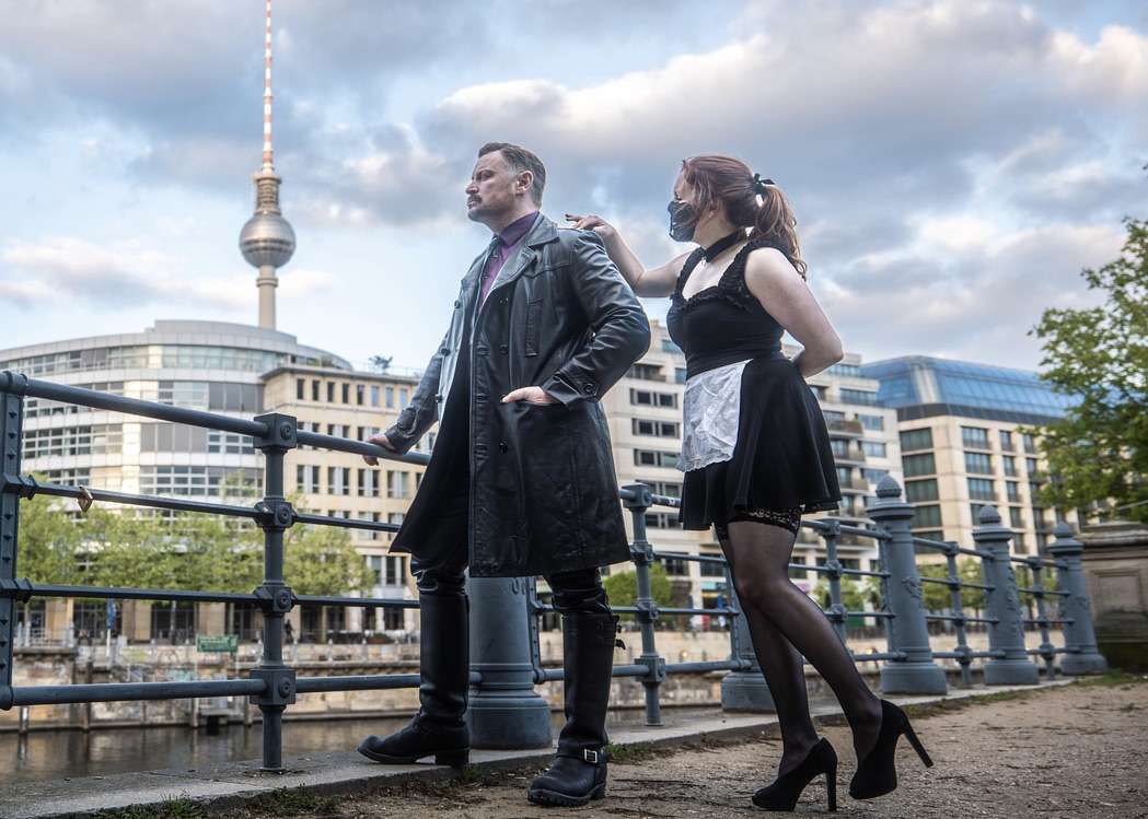 Vor dem Fernsehturm in Berlin haben der SM Master Der Dominus alias Master André und seine Sklavin Nova im Kostüm eines Hausmädchens einen romantischen BDSM Ausflug gemacht