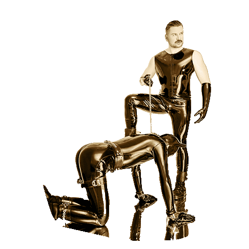 Sklave Olaf in Latex und Maske als Hund vor seinem Herrn BDSM Master Andre alias DominusBerlin in Rubber Uniform knieend und an Hunde Kette gefuehrt