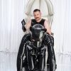 SM Master Andre alias Dominus Berlin auf weissen Thron in Latex gekleidet als Herrscher über Puppy Des Dominus Diener in Latex mit Hundemaske und auf Knien