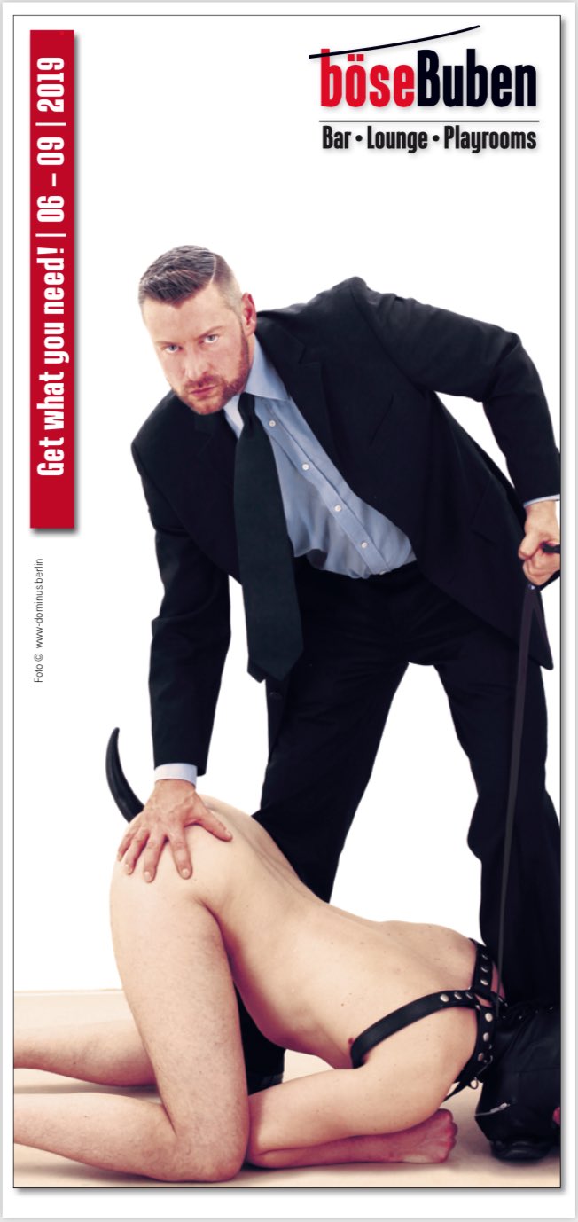 SM Master Dominus.Berlin alias Master Andre in Anzug und Krawatte mit Nacht Sklaven am Boden als Cover Pic der Zeitschrift Boese Buben Mai 2019