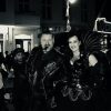 Fetisch Diva Lady Xara und Fetisch Master Dominus Berlin mit Lederuniform und Zigarre bei Spaziergang auf der BDSM Veranstaltung Folsom Berlin