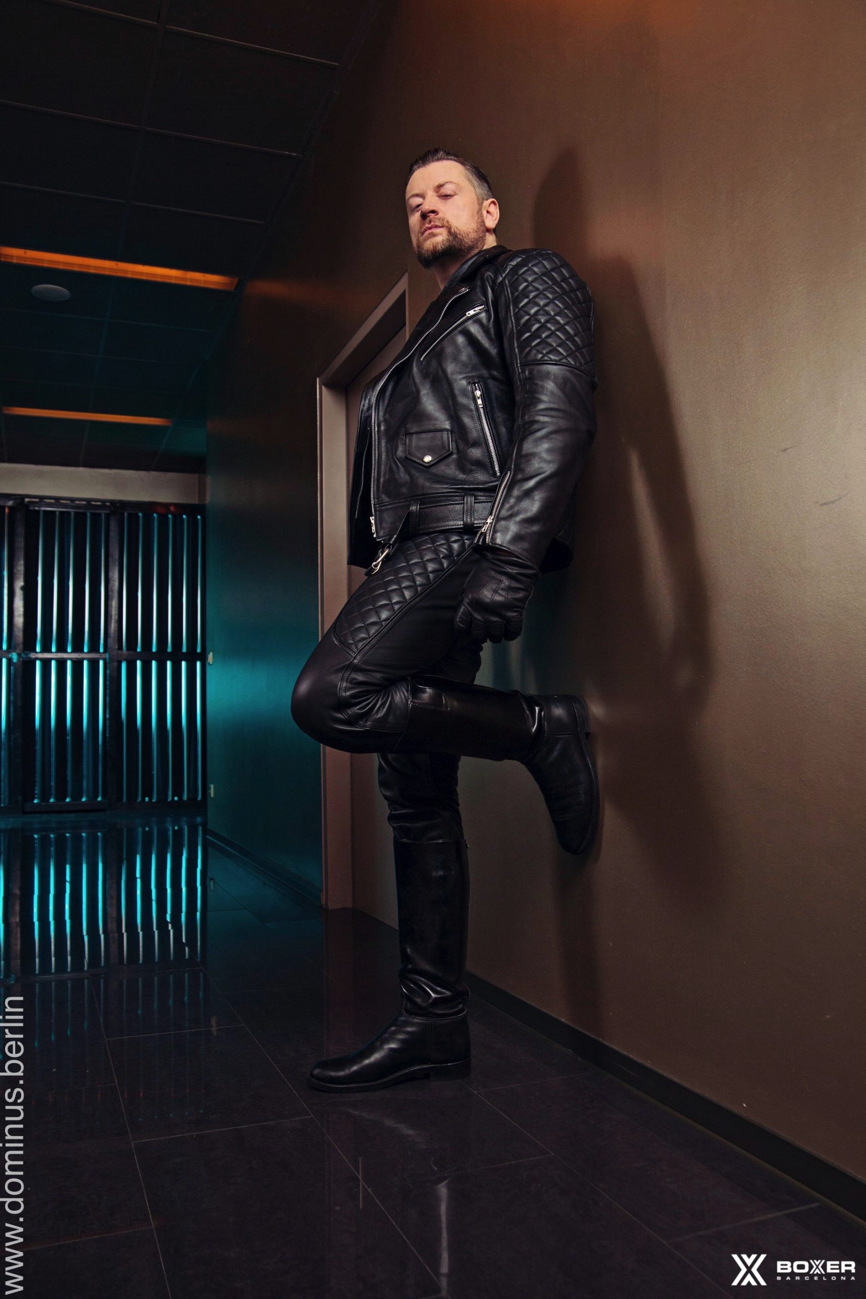 Der top SM Master Dominus Berlin im kompletten schwarzen Leder Outfit. Boxxer – Sexarbeit sex work