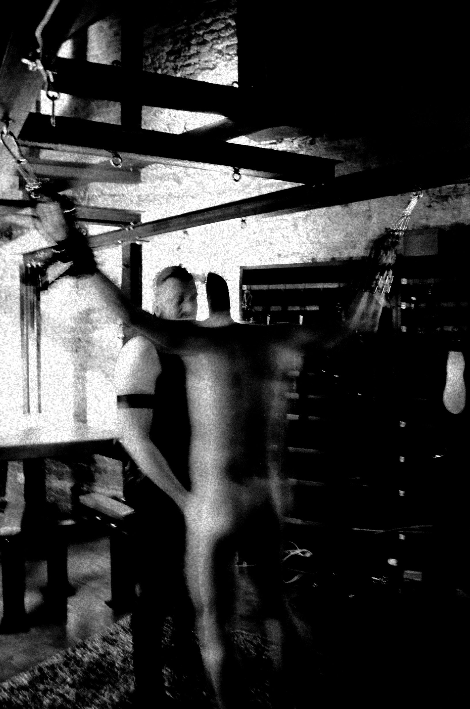 Im Stahlraum des SM Studios Lux foltert der Dominus seinen mit Lederriemen gefesselten Sklaven.