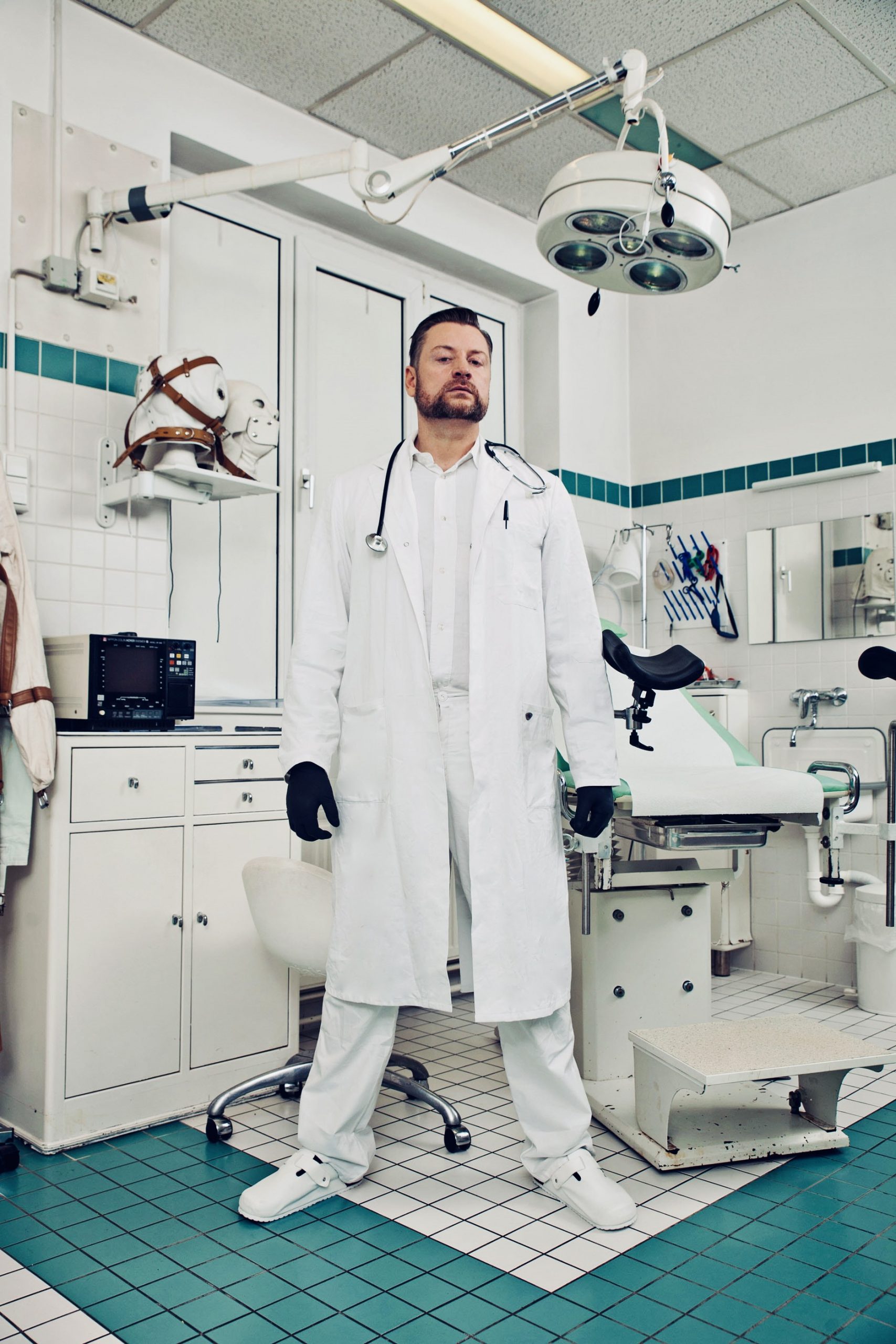 Der SM Arzt und Master Andre alias Der Dominus erwartet in einem weißen Arzt Kittel und mit weißen Clogs und schwarzen Handschuhen seine Klienten zu einer ausführlichen perversen Untersuchung