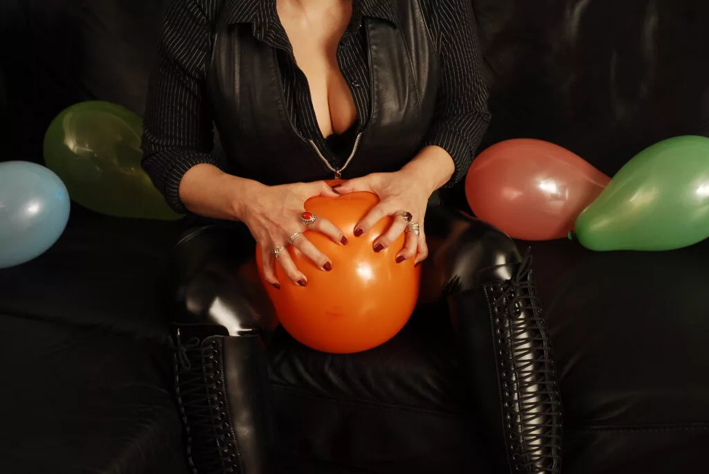 Der Fetisch „Balloon“ für namentlich Looning wird gezeigt, wir eine Ballon  kurz vor dem Zerplatzen ist die Praktik und die Fans dieser Praktik bezeichnet man als Looning.</p><p>für den „Popper“ ist das ein erotischer Kick.