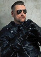 BDSM Ikone Master Andre alias DominusBerlin als Leder Master mit Sonnenbrille Handschuh und Lederjacke in Erwartung von Unterwerfung und Anbetung