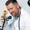 SM Arzt Doktor Andre alias Dominus.Berlin in Kittel und mit Melkmaschine bereit fuer Klinik BSDM