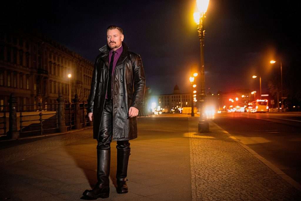 Im nächtlichen Berlin, neben dem neues Schloss, geht Master André alias Der Dominus in seiner Leder Uniform spazieren und denkt an neue perverse BDSM Abenteuer mit den Menschen dieser Stadt
