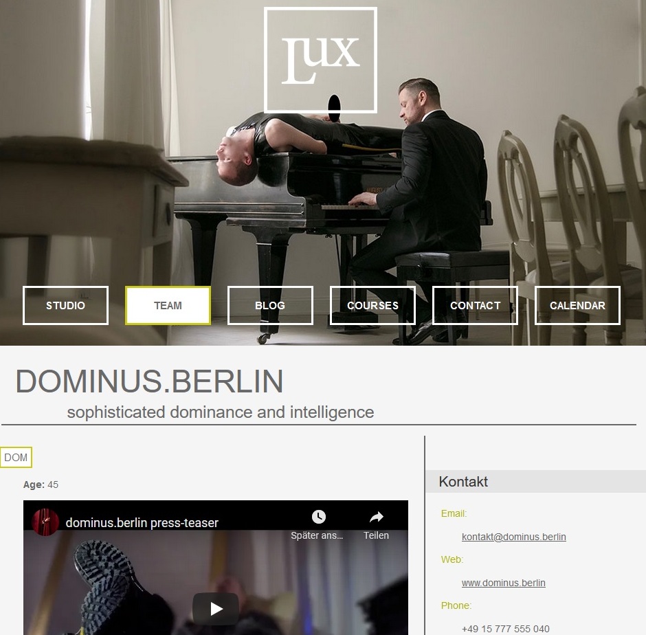 Dominus Berlin set card for a domina studio – Foto mit Klavier, Sklave, Anzug und Rubber