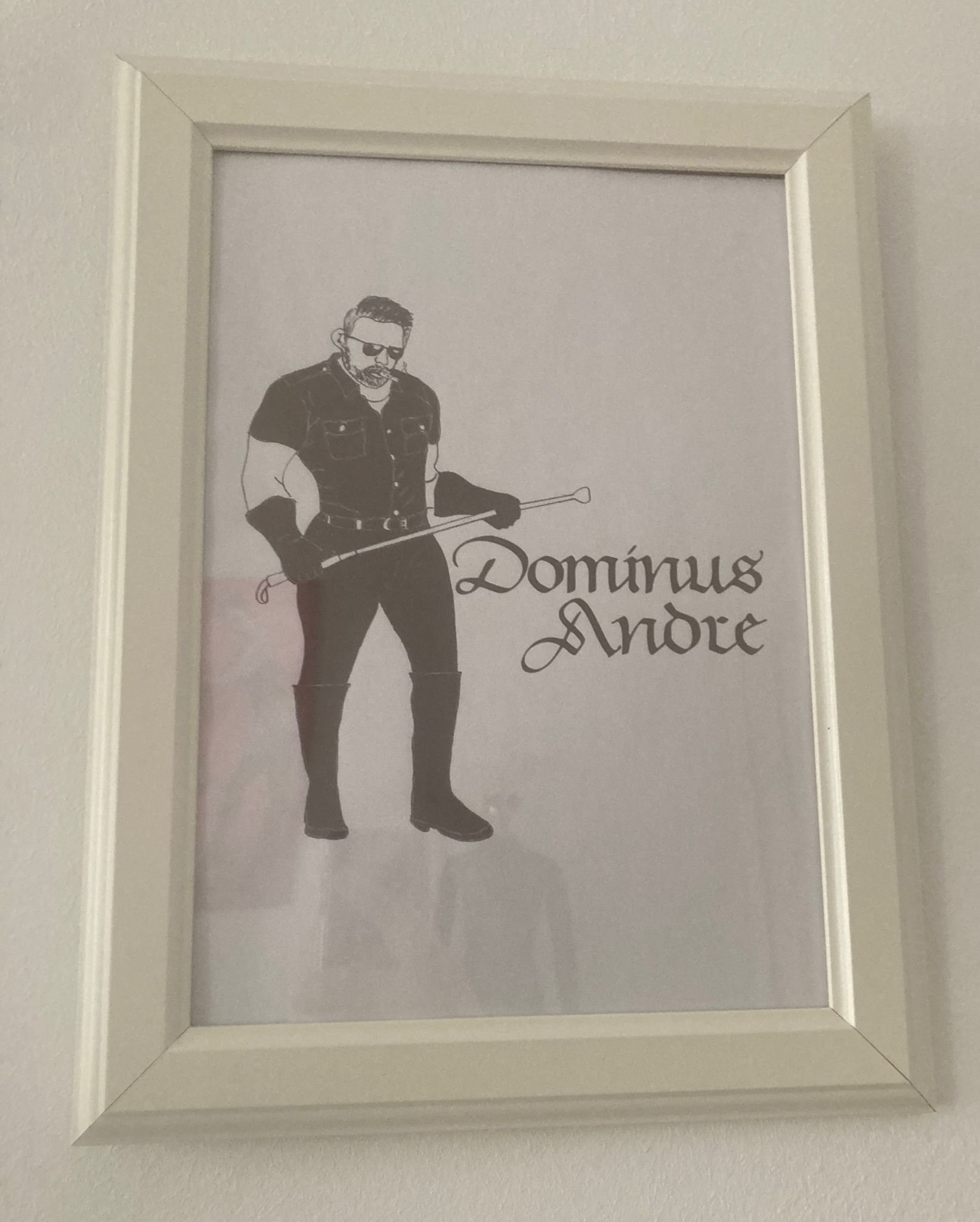 Zeichnung des SM Master Dominus Andre in schwarz und weiß mit weißem Rahmen