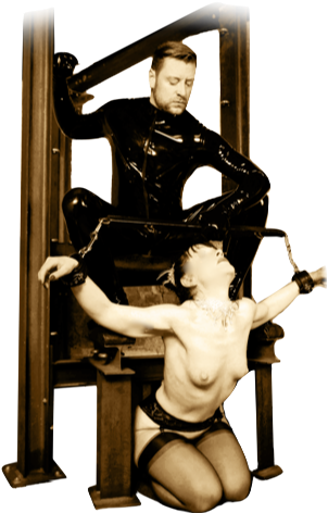 BDSM Inszenierung mit SM Master Andre alias Dominus.Berlin in Latex Outfit mit gefangener Sklavia in Handschellen
