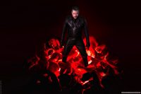 BDSM Master Andre alias DominusBerlin in Vollleder vor Sklavinnen und Sklaven im Feuer
