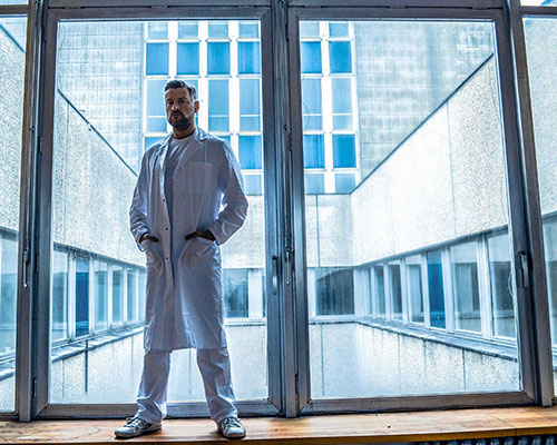 Arzt Andre alias Dominus Berlin in Krankenhaus für BDSM Klinik Spiele mit Arztkittel und weißer Hose