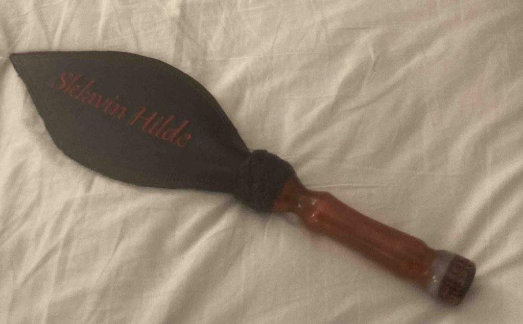 BDSM-Paddle mit eingravierten Namen der Sklavin-